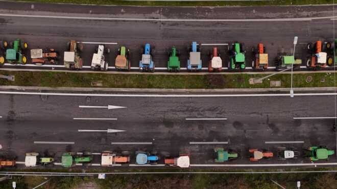 αγρότες-ενισχύουν-τα-μπλόκα-προς-πα-563997646