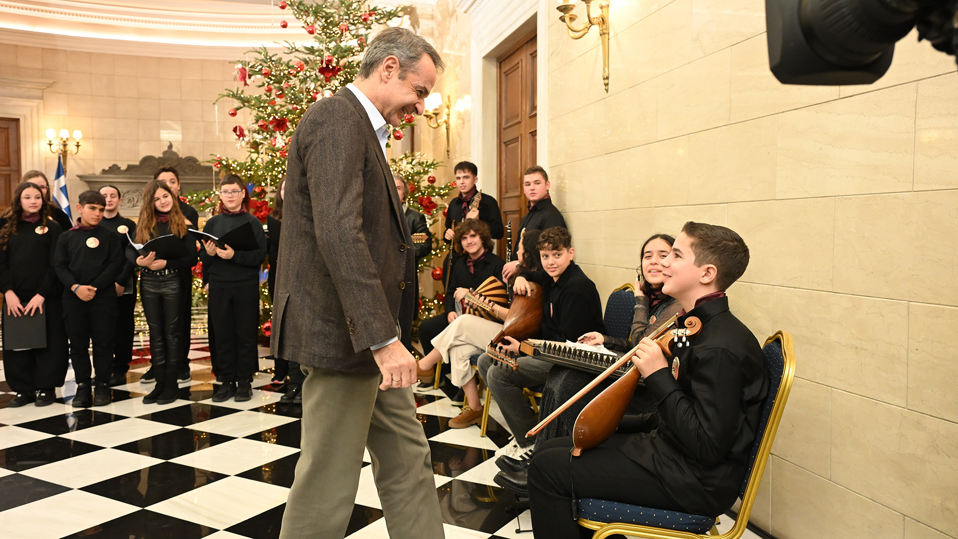 Τα κάλαντα των Χριστουγέννων στον Μητσοτάκη από το Μουσικό Σχολείο Αλίμου-2