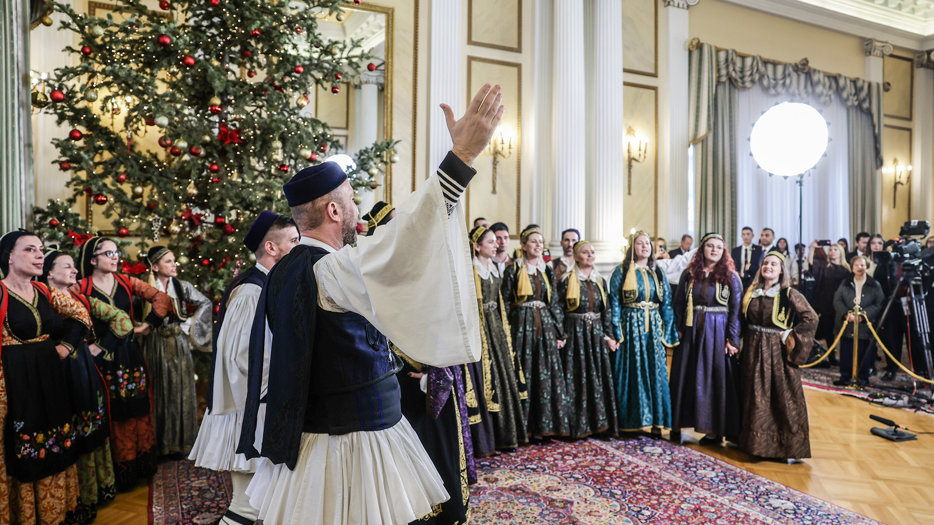 Χριστουγεννιάτικα κάλαντα στον Κωνσταντίνο Τασούλα-2