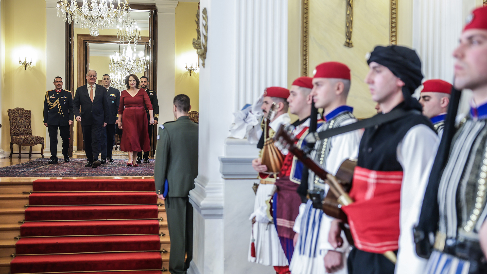 Χριστουγεννιάτικα κάλαντα στον Κωνσταντίνο Τασούλα-1