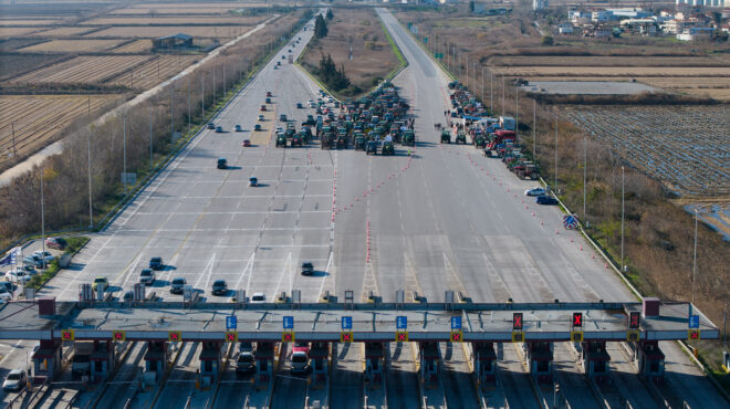 αγρότες-η-επιστροφή-στα-μπλόκα-και-η-κί-563997148