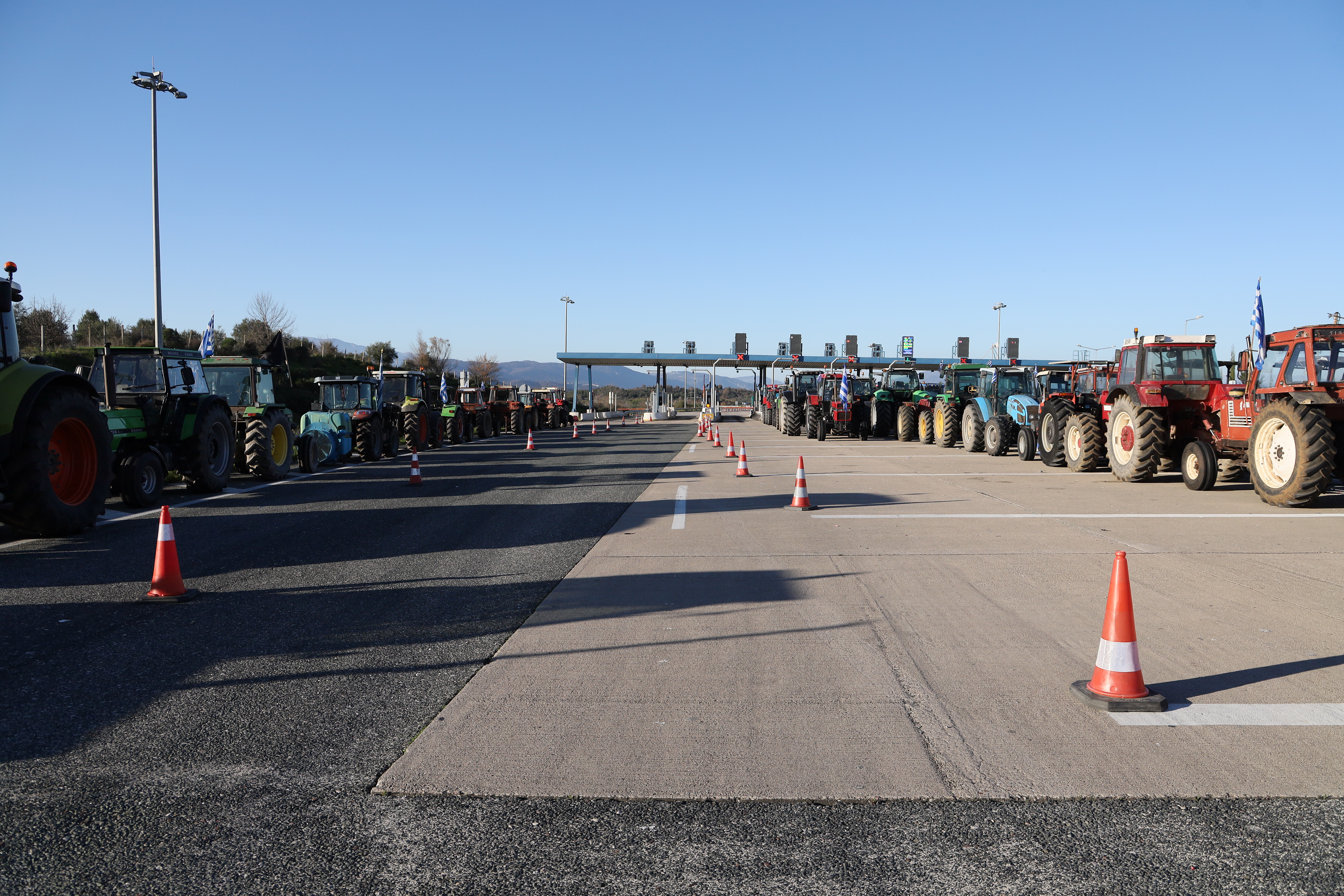 Αγροτικές κινητοποιήσεις: Κλειστές εθνικές οδοί και παρακαμπτήριοι, ουρές στα τελωνεία-3