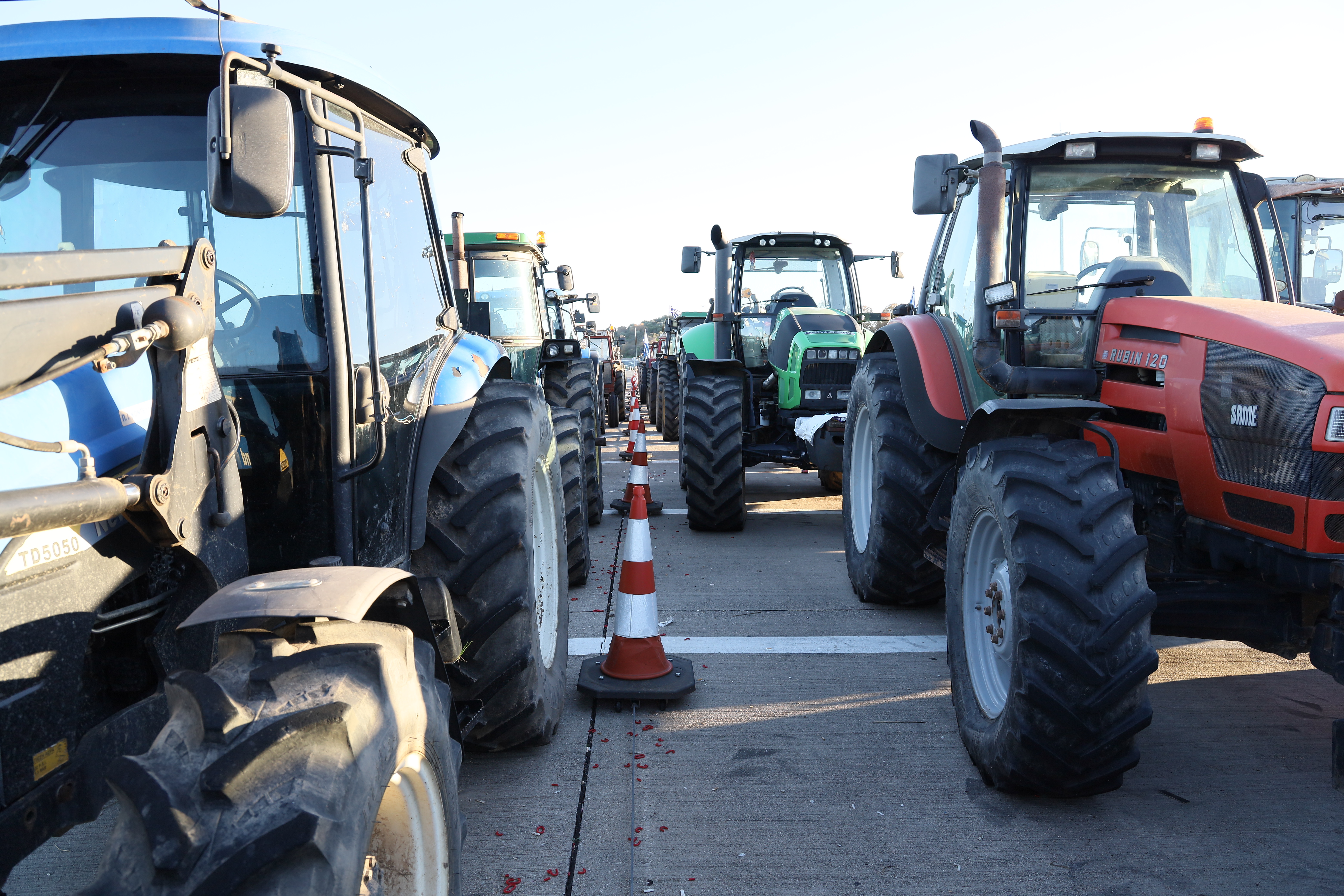 Αγροτικές κινητοποιήσεις: Κλειστές εθνικές οδοί και παρακαμπτήριοι, ουρές στα τελωνεία-5