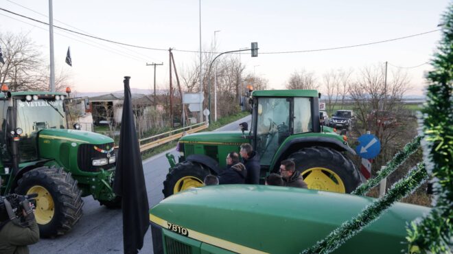 αγρότες-στα-μπλόκα-με-αμείωτη-ένταση-563999509