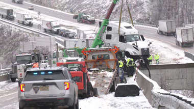 ΗΠΑ: Κινηματογραφική διάσωση από καμπίνα φορτηγού που «κρεμάστηκε» από γέφυρα-1