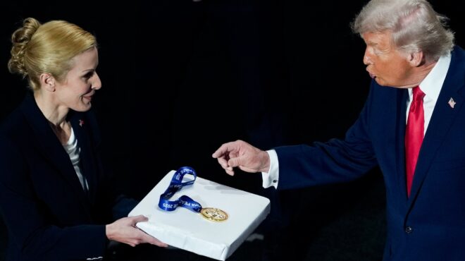 κολακεύοντας-τον-ντόναλντ-τραμπ-τα-δώ-564001531