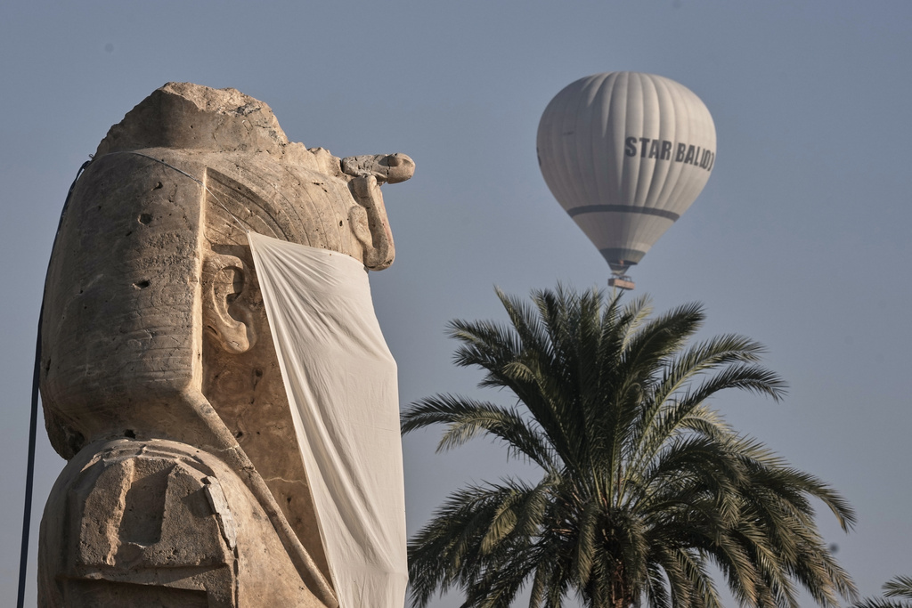 Αποκαλυπτήρια για τους «Κολοσσούς του Μέμνονα» μετά από «λίφτινγκ» είκοσι χρόνων-4