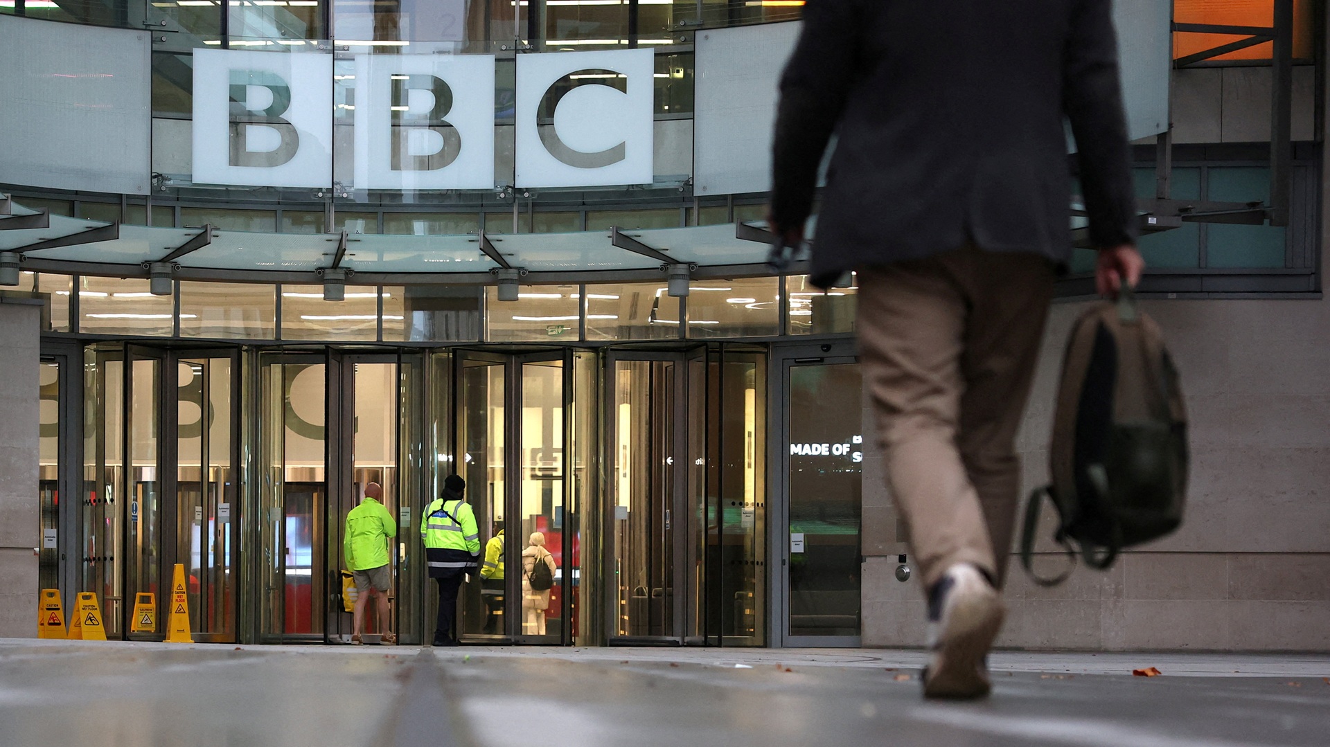 Αγωγή Τραμπ κατά BBC: Αξιώνει αποζημίωση 5 δισ. δολαρίων για συκοφαντική δυσφήμηση-1