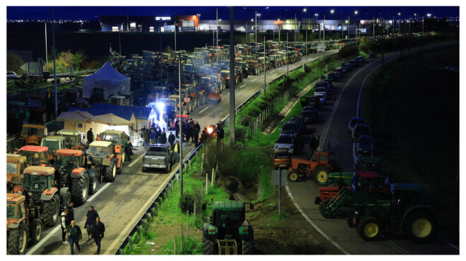 αγρότες-εντείνουν-την-πίεση-με-αποκλε-563966719