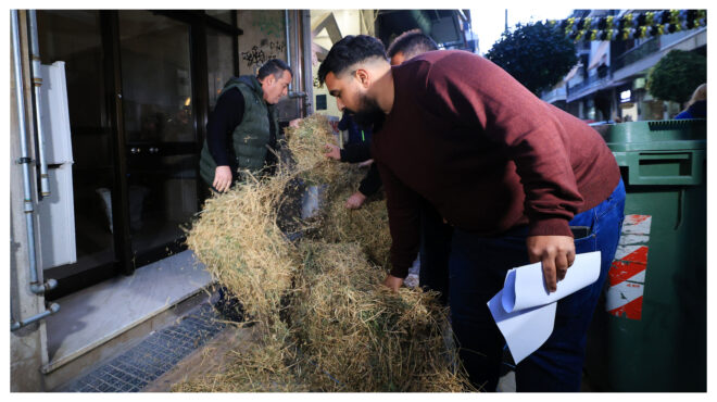 λάρισα-αγρότες-έριξαν-σανό-έξω-από-πολ-563972965