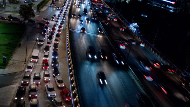 κίνηση-στους-δρόμους-στο-κόκκινο-κη-563983321