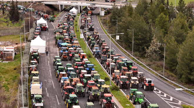 αμετακίνητοι-οι-αγρότες-στο-μπλόκο-563993671