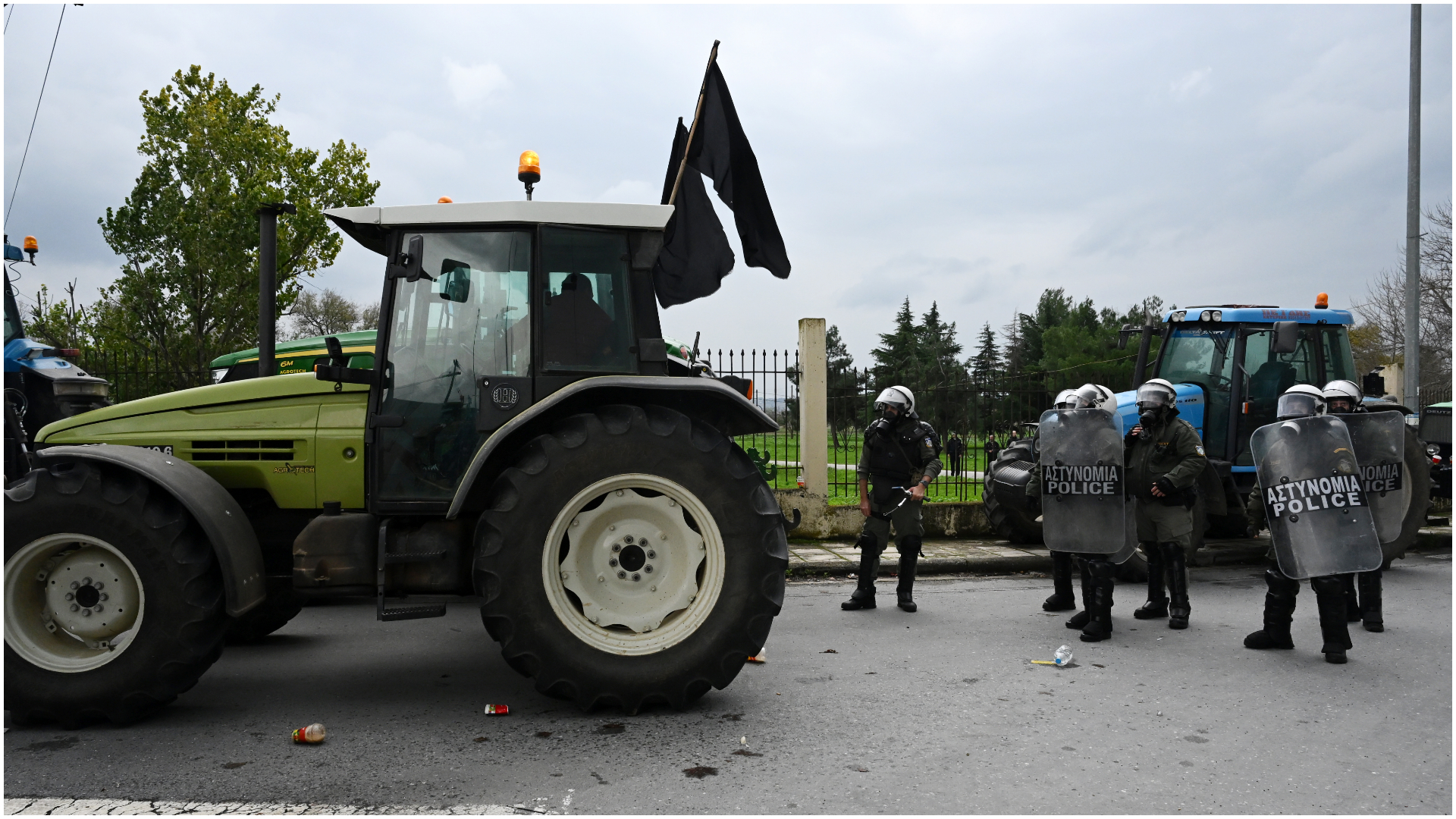 Αγροτικές κινητοποιήσεις: Επεισόδια στη Θεσσαλονίκη, νέα μπλόκα και ουρές σε τελωνεία [εικόνες]-1