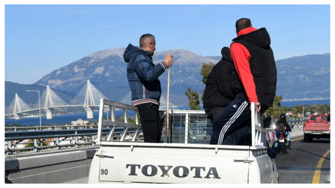 αγρότες-ενταση-στα-πράσινα-φανάρια-κλ-563968486