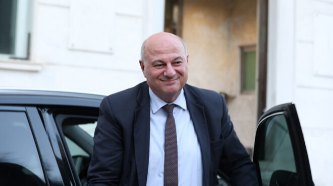 τσιάρας-και-χατζηδάκης-σε-κρητικούς-α-563970895