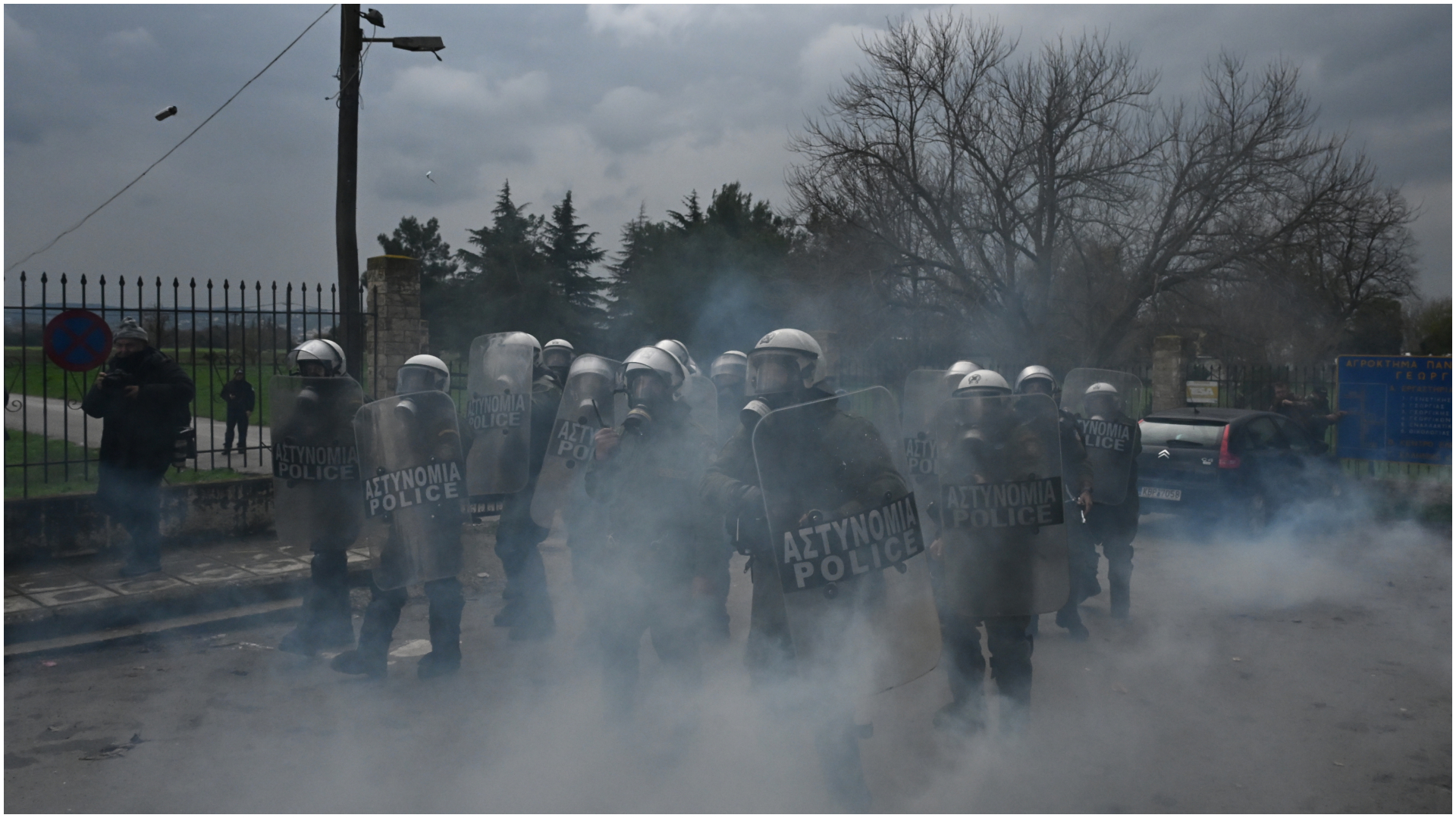 Αγροτικές κινητοποιήσεις: Επεισόδια στη Θεσσαλονίκη, νέα μπλόκα και ουρές σε τελωνεία [εικόνες]-3