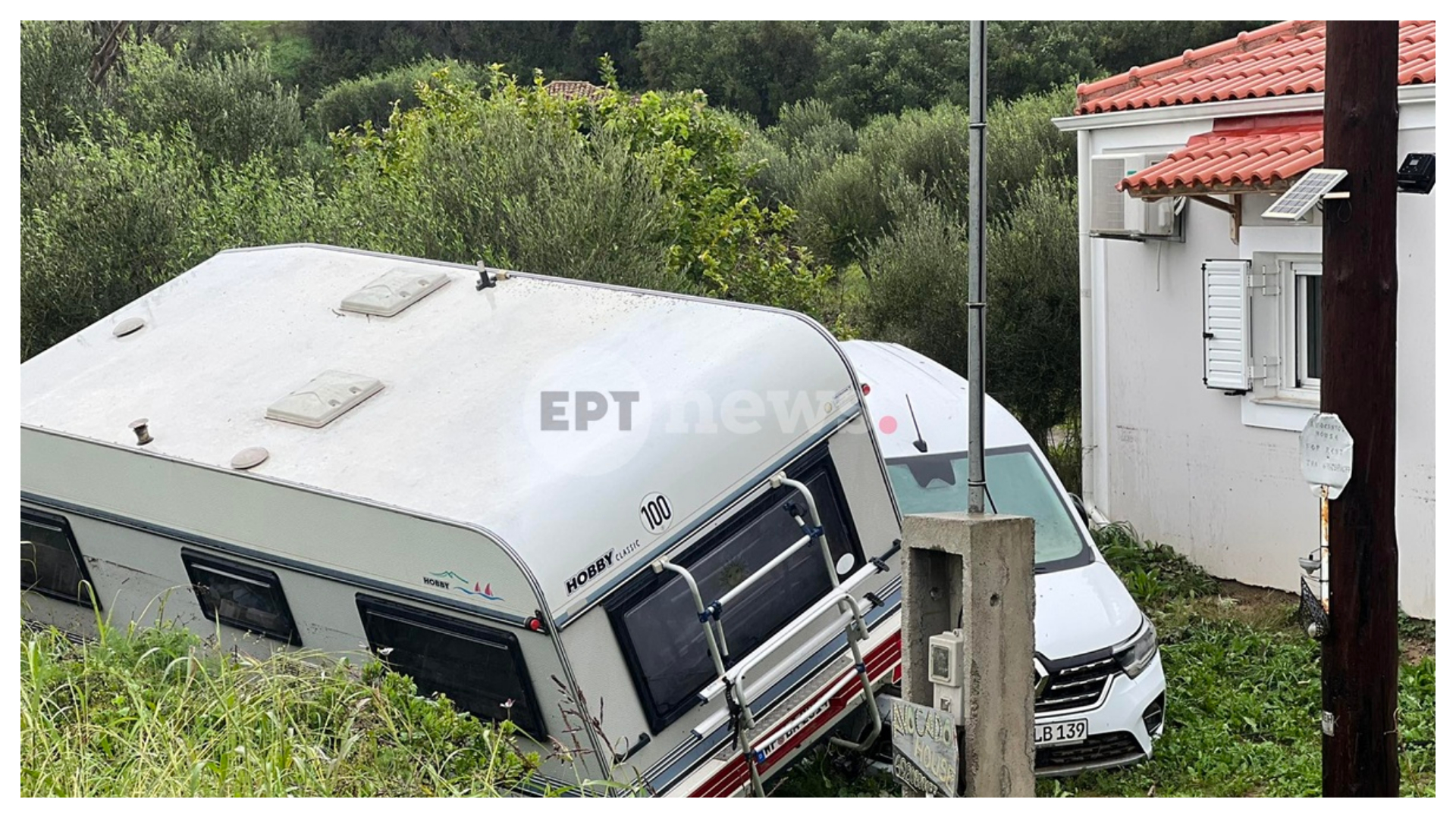 Κακοκαιρία «Byron»: Τουρίστες στη Φοινικούντα βγήκαν από το παράθυρο και κολύμπησαν για να σωθούν-2