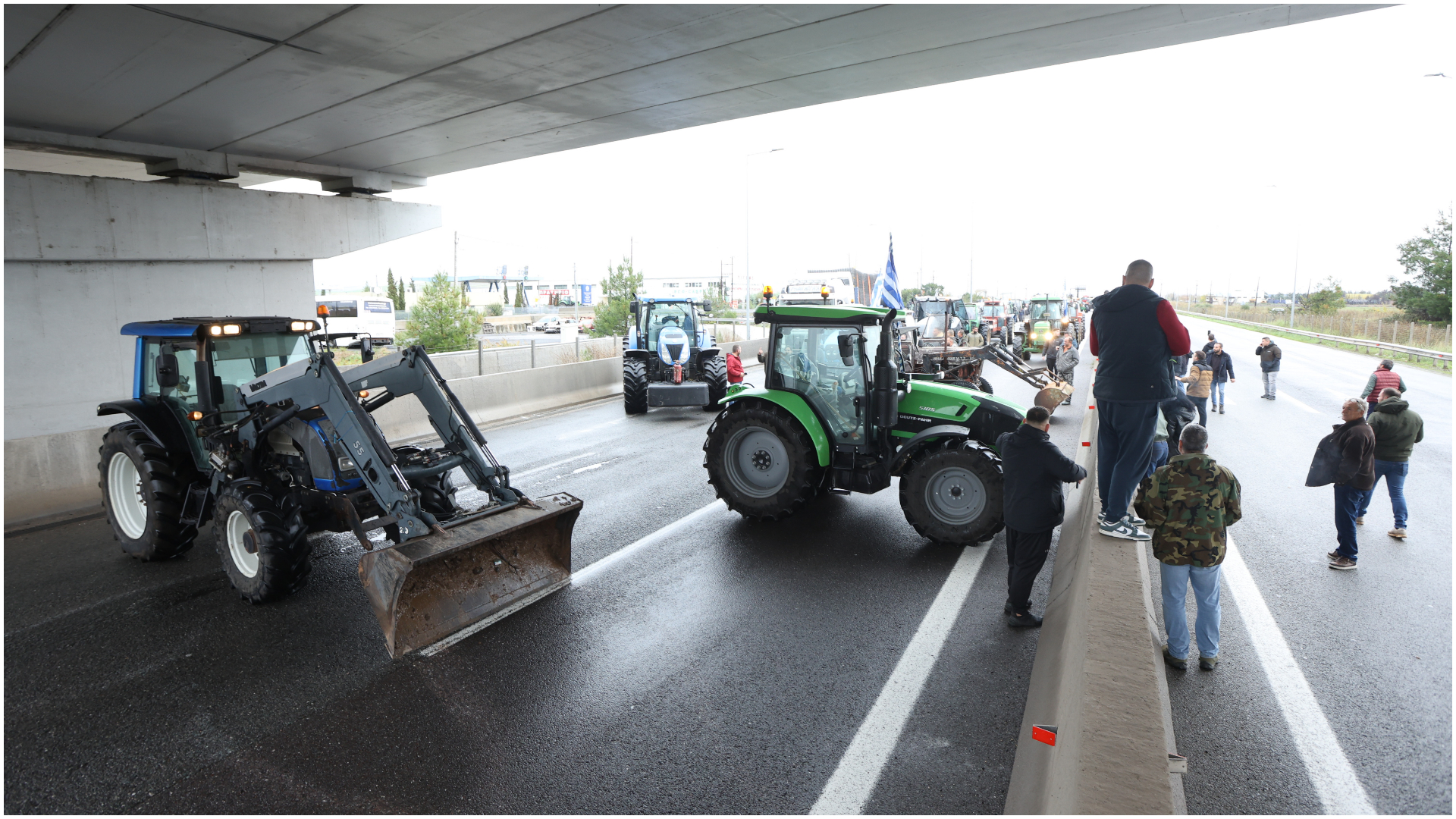 Αγροτικές κινητοποιήσεις: Επεισόδια στη Θεσσαλονίκη, νέα μπλόκα και ουρές σε τελωνεία [εικόνες]-5