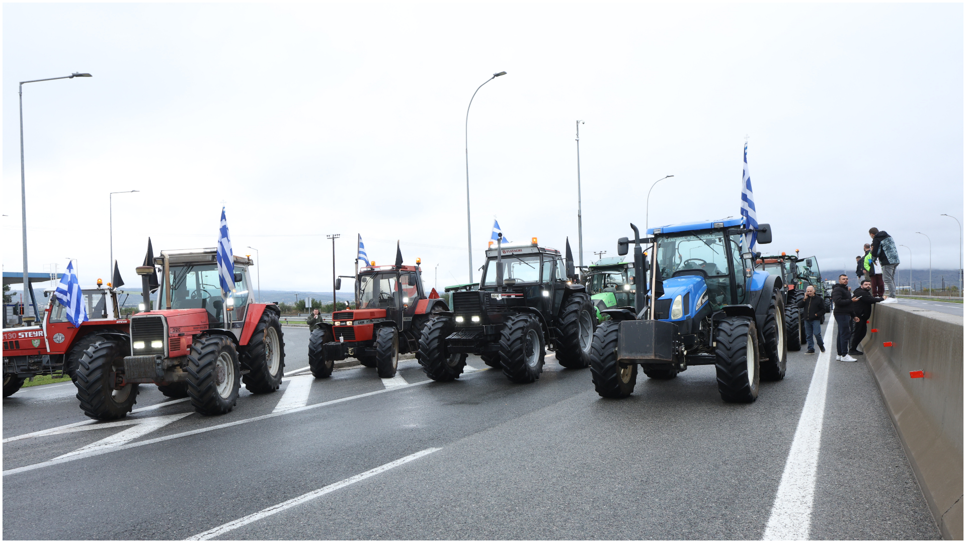 Αγροτικές κινητοποιήσεις: Επεισόδια στη Θεσσαλονίκη, νέα μπλόκα και ουρές σε τελωνεία [εικόνες]-4