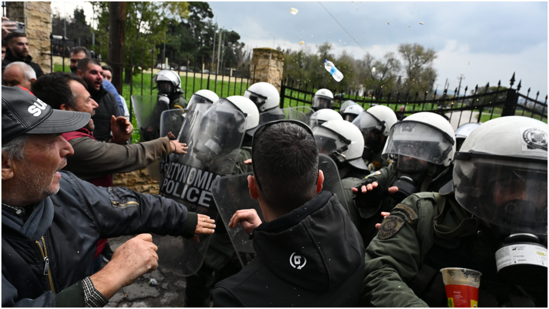 Αγροτικές κινητοποιήσεις: Επεισόδια στη Θεσσαλονίκη, νέα μπλόκα και ουρές σε τελωνεία [εικόνες]-2