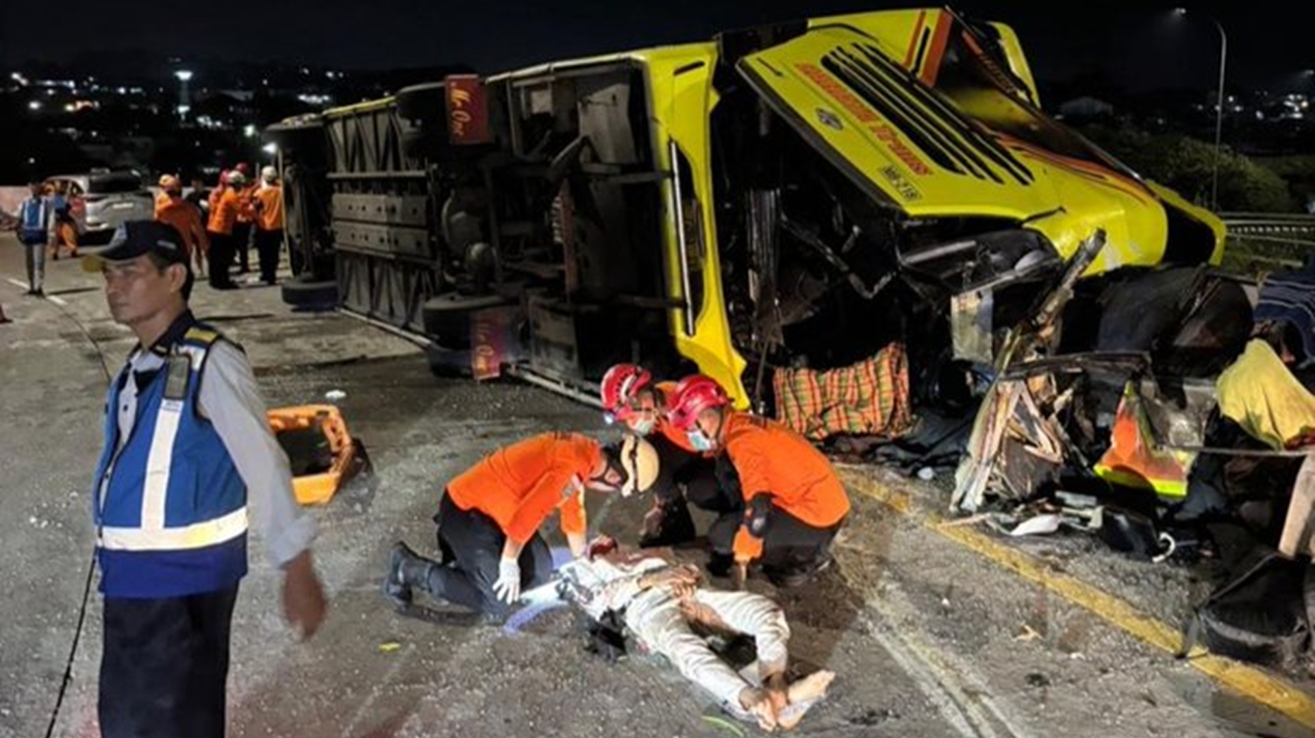 Ινδονησία: Δεκαέξι νεκροί σε τροχαίο με εμπλοκή λεωφορείου-1