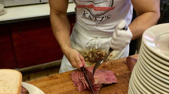 katzs-delicatessen-ένα-βράδυ-στον-ναό-του-καλύτερου-563988232