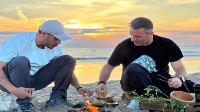 o-aκης-πετρετζίκης-μάς-ταξιδεύει-στην-κέ-563955235