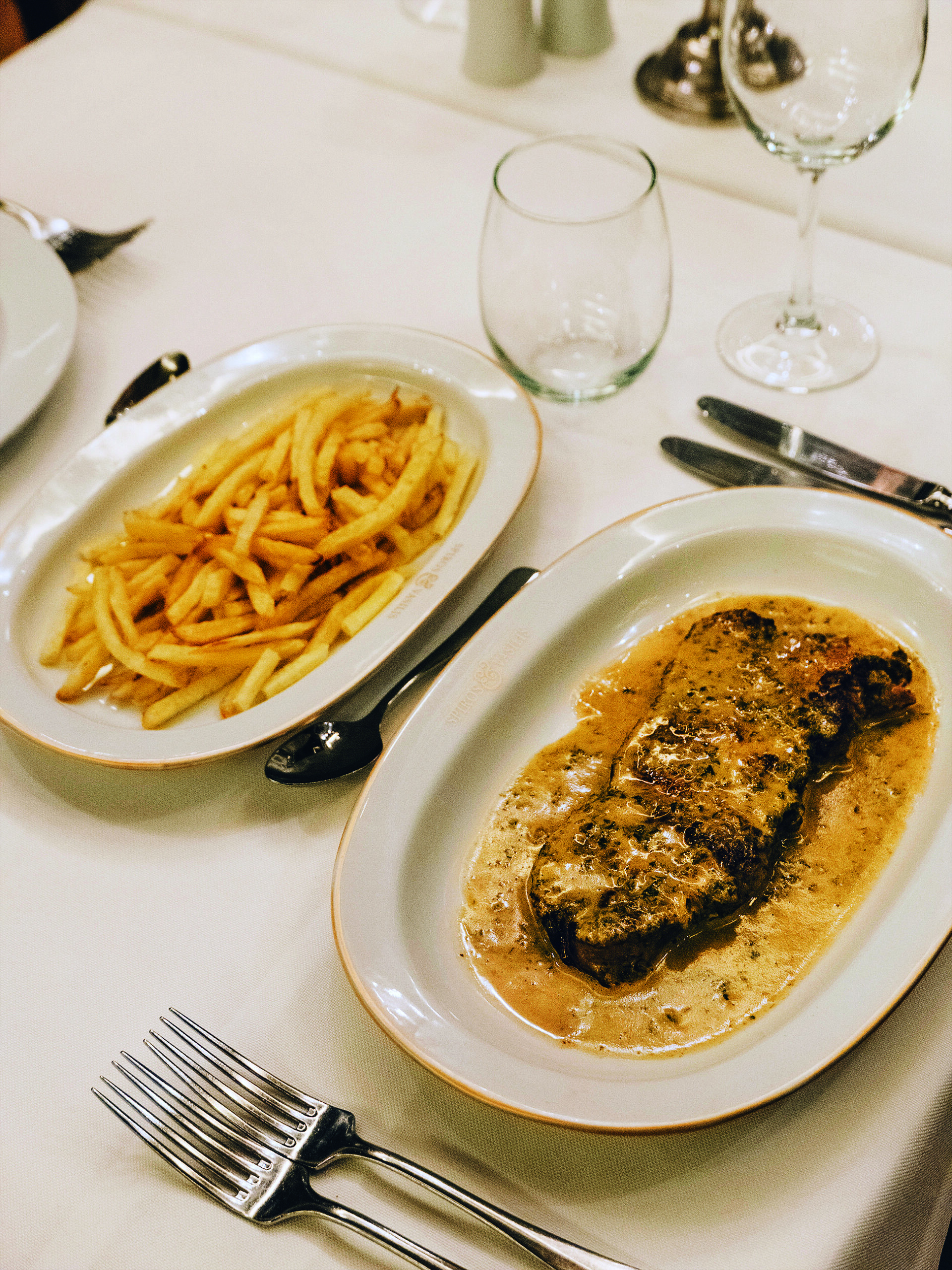 στο-κολωνάκι-για-αχλάδι-ροκφόρ-και-entreco-563982643