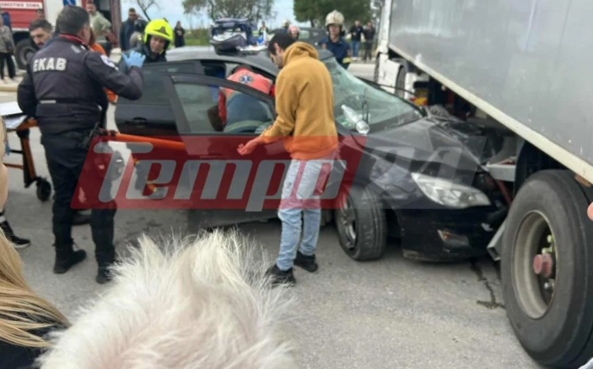 Πάτρα: Τροχαίο με τραυματία έγκυο – Ι.Χ. «καρφώθηκε» σε φορτηγό-1