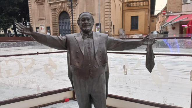 ιταλία-αγαλμα-προς-τιμήν-του-παβαρότι-563953111