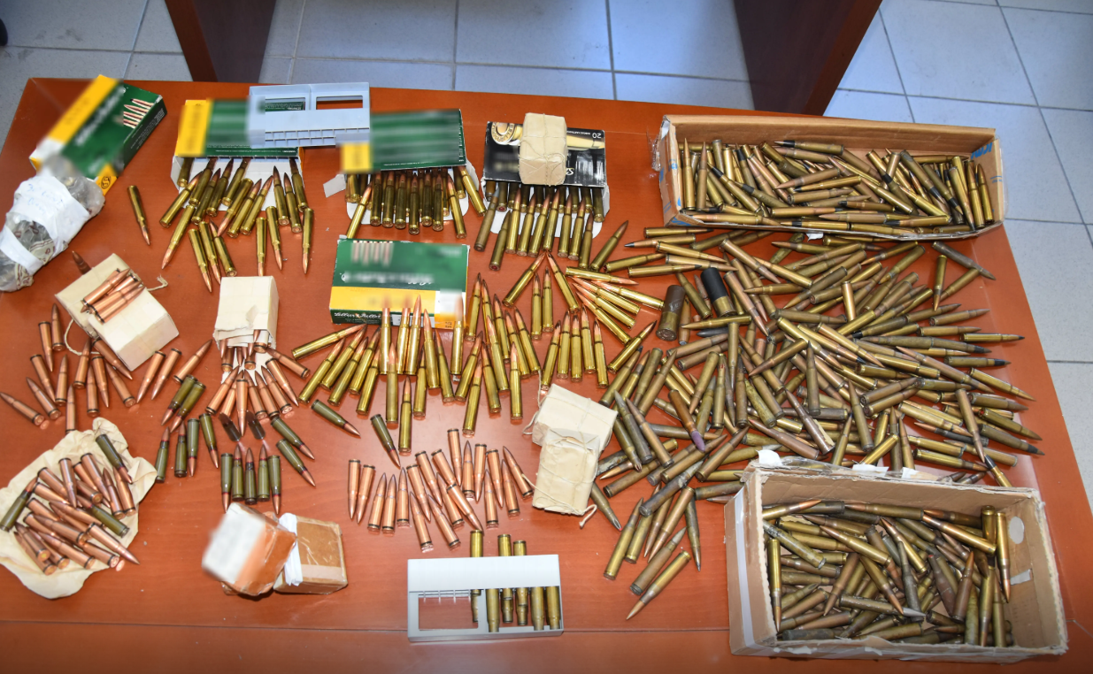 Ηράκλειο: Συνελήφθη 54χρονος με μίνι οπλοστάσιο – Κατείχε όπλα, ξιφολόγχες και 800 φυσίγγια-2