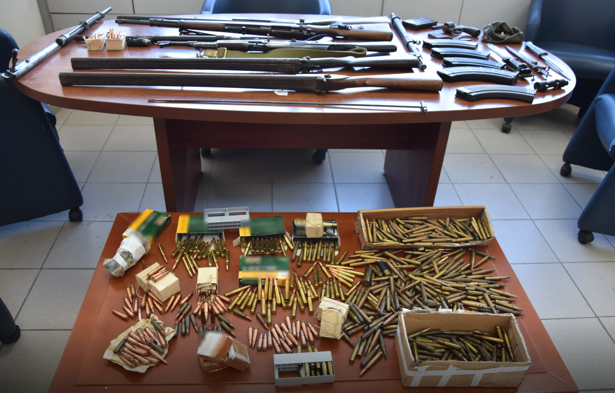 Ηράκλειο: Συνελήφθη 54χρονος με μίνι οπλοστάσιο – Κατείχε όπλα, ξιφολόγχες και 800 φυσίγγια-1