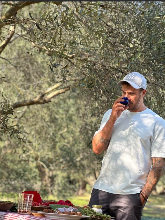 O Aκης Πετρετζίκης μάς ταξιδεύει στην Κέρκυρα-3