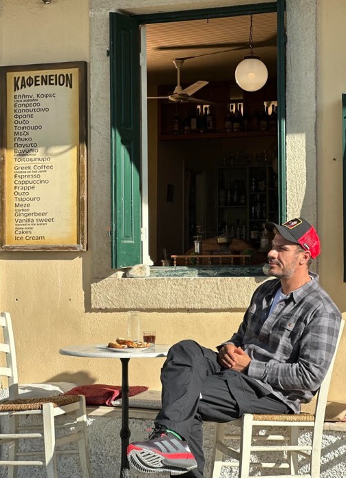 O Aκης Πετρετζίκης μάς ταξιδεύει στην Κέρκυρα-1