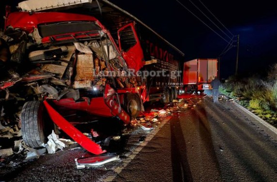 Σφοδρό τροχαίο έξω από την Αμφίκλεια – Συγκρούστηκαν δύο νταλίκες και ένα Ι.Χ.-2