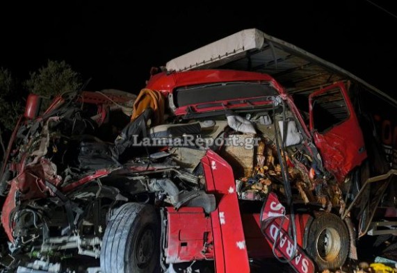 Σφοδρό τροχαίο έξω από την Αμφίκλεια – Συγκρούστηκαν δύο νταλίκες και ένα Ι.Χ.-1