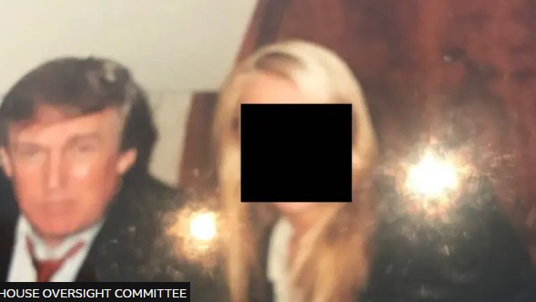 Υπόθεση Επσταϊν: Νέες φωτογραφίες στη δημοσιότητα με Τραμπ, Γκέιτς και Μπάνον-4