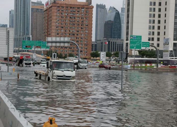 Πλημμύρες στην έρημο: Ασυνήθιστες εικόνες από την κακοκαιρία στα Ηνωμένα Αραβικά Εμιράτα-1