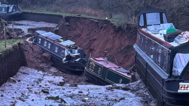 βρετανία-καταβόθρα-σε-κανάλι-κατάπι-563989156