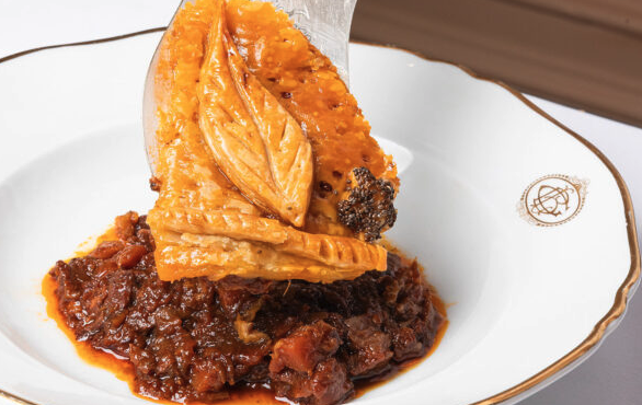 μοσχάρι-μπουργκινιόν-με-σφολιάτα-563993194