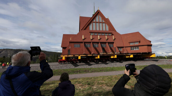 μια-ολόκληρη-σουηδική-πόλη-μετακομίζ-564001444