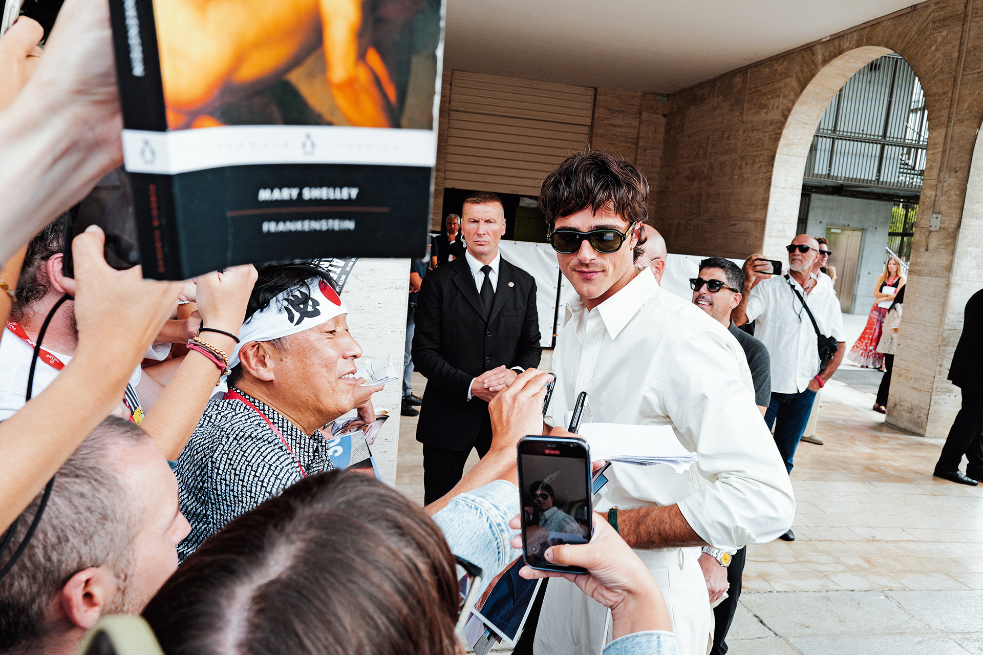 Γιατί ξαφνικά ασχολούνται οι celebrities τόσο πολύ με τα βιβλία;-1