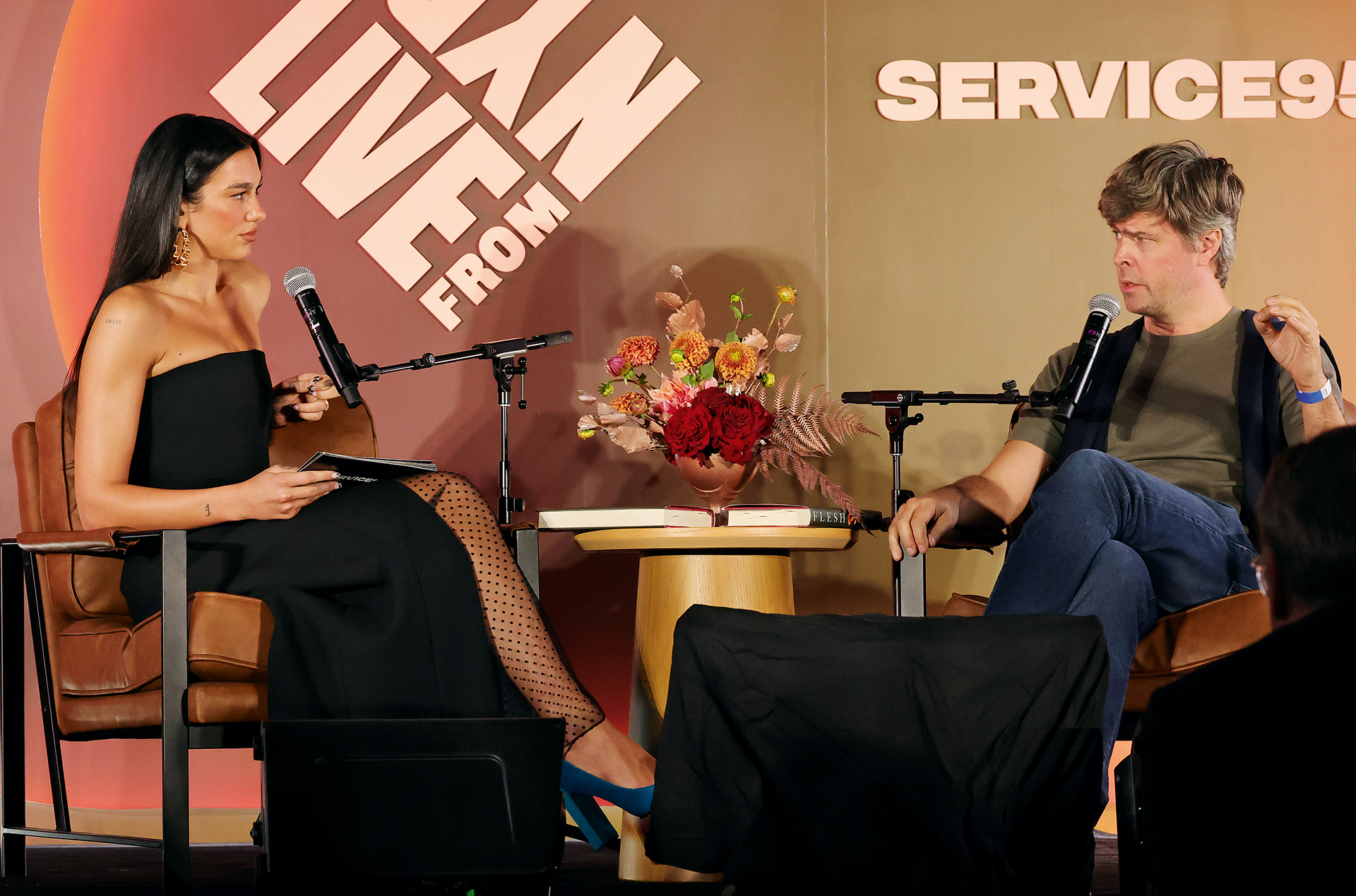 Γιατί ξαφνικά ασχολούνται οι celebrities τόσο πολύ με τα βιβλία;-4