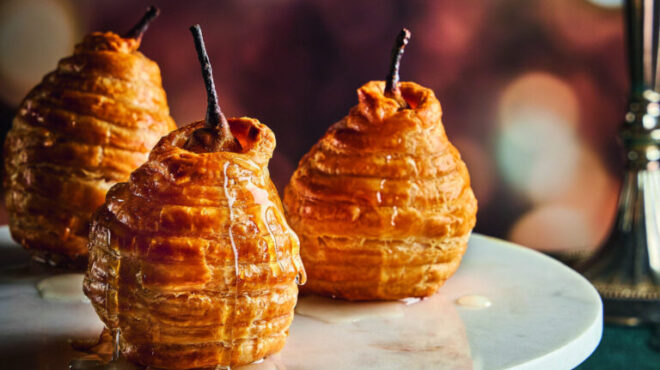 αχλάδια-ποσέ-με-μέλι-τυλιγμένα-σε-σφολ-563994118