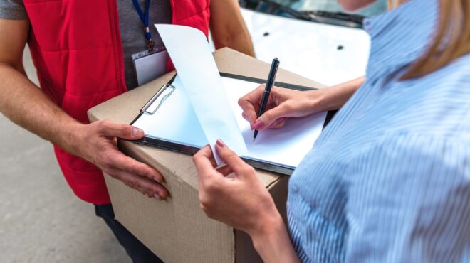 οκτώ-στους-δέκα-ελληνες-αγοράζουν-από-on-563988385