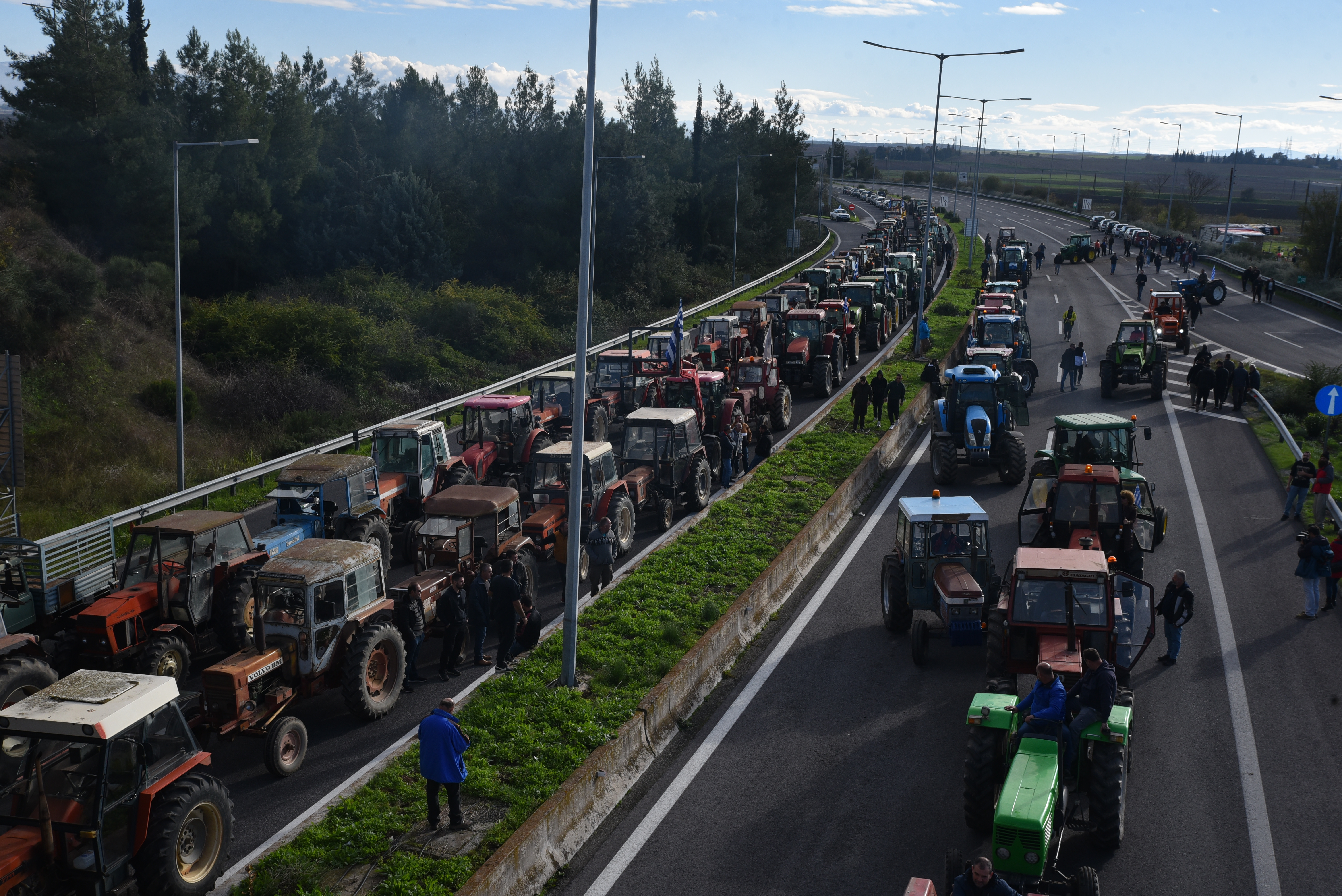 Κομμένη στα δύο η Ελλάδα – 2η ημέρα με μπλόκα αγροτών-2