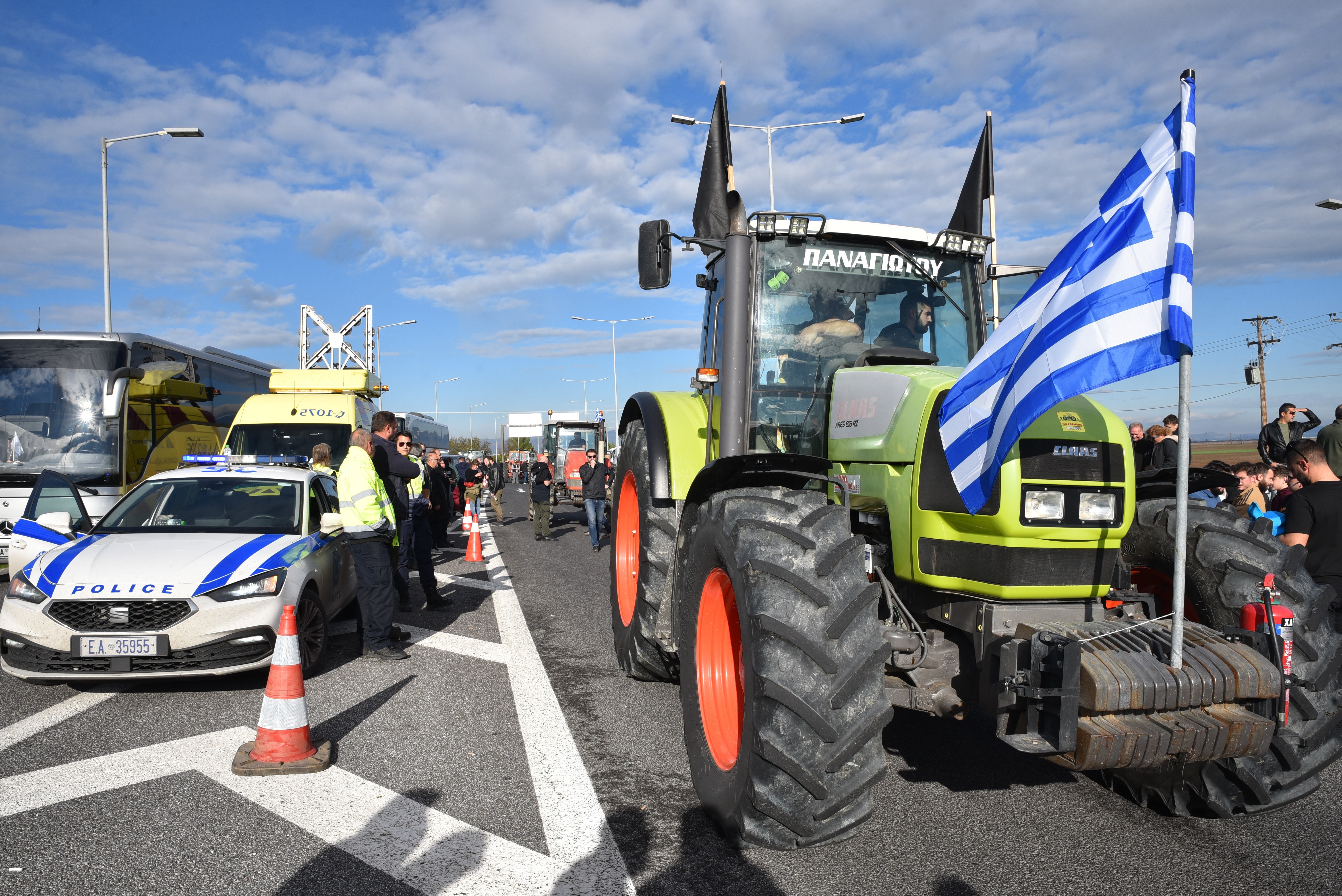 Κομμένη στα δύο η Ελλάδα – 2η ημέρα με μπλόκα αγροτών-1