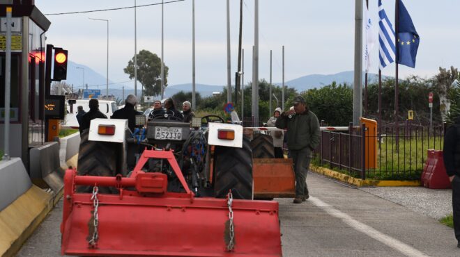 στα-μπλόκα-παραμένουν-οι-αγρότες-ο-563987659