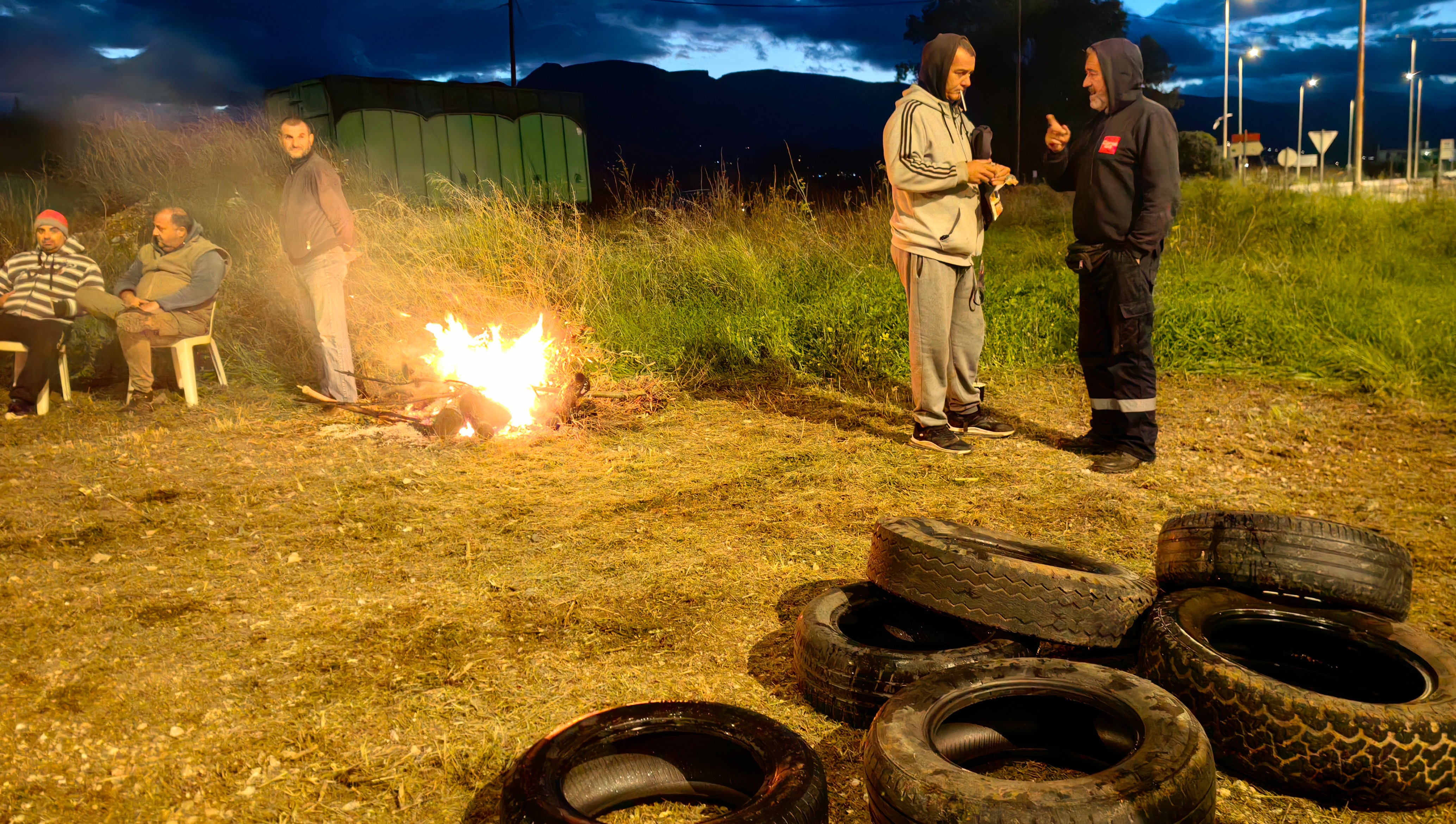 Στα μπλόκα παραμένουν οι αγρότες – Ο «χάρτης» των κινητοποιήσεων τα Χριστούγεννα-2