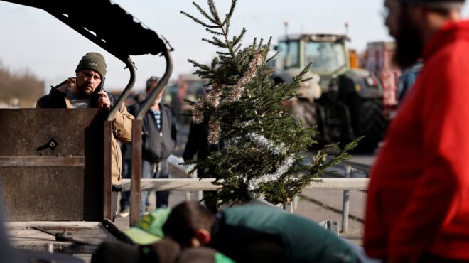 γαλλία-οι-αγρότες-απέκλεισαν-δρόμους-563978671